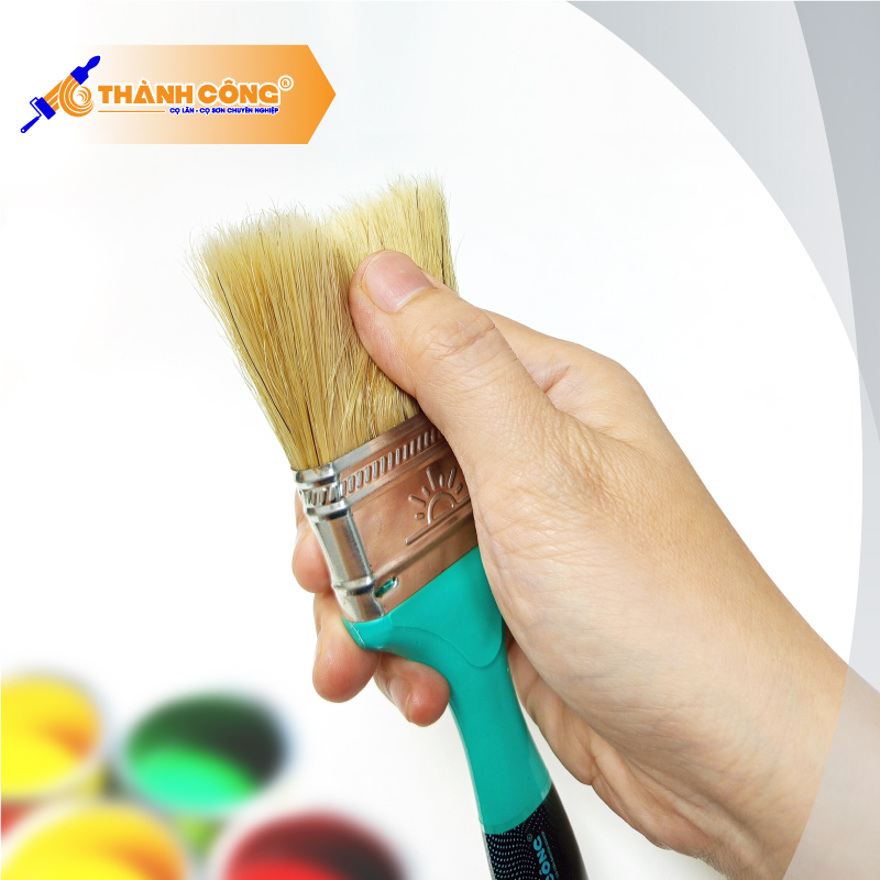 Vệ sinh đầu cọ sơn trước khi thi công
